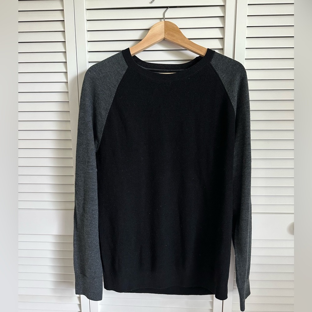 BANANA Republic Men’s merino wool Sweater. Black wi to gray sleeves. Size L